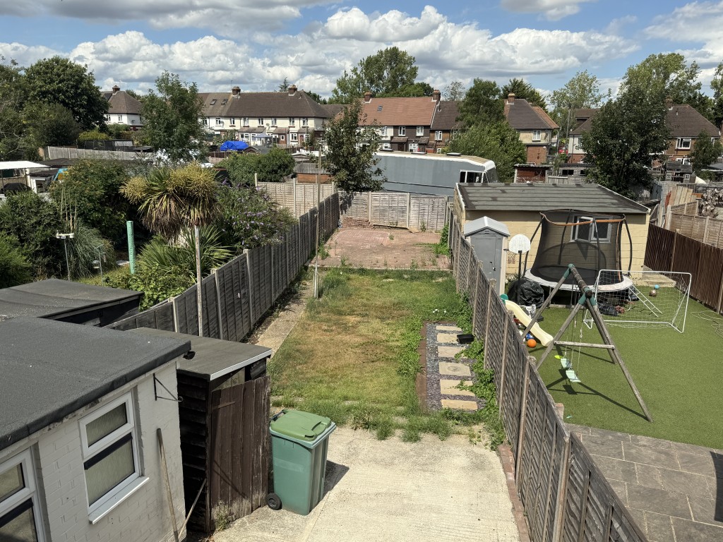 Lot: 95 - HOUSE IN NEED OF IMPROVEMENT - View of Rear Garden of House in Need of Improvement
